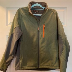 NWOT Men’s soft shell jacket in perfect condition sz M. Perfect for women too!